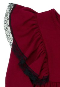 Bordowa sukienka z falbaniastymi rękawami wykończonymi czarną koronką, miękką fakturą oraz dopasowanym krojem z plisowaniem na górnej części.