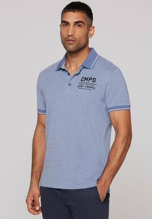 Hellblaues Poloshirt mit kontrastierendem Kragen in dunklerem Blau. Verfügt über einen grafischen Textdruck und kurze Ärmel mit gestreiften Akzenten.