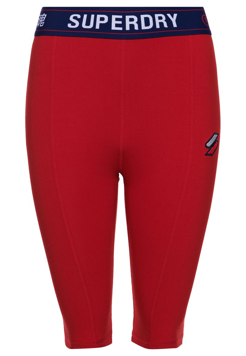 Rote Sportleggings mit einem marineblauen Bund, auf dem "SUPERDRY" steht, und einem bestickten Logo. Hergestellt aus dehnbarem, glattem Material.