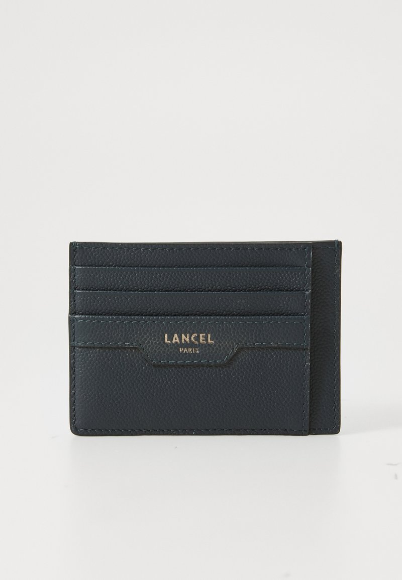 Portafoglio in pelle blu navy con cinque scomparti per carte, logo impresso e superficie testurizzata. Design sottile con un dettaglio di cucitura a contrasto.