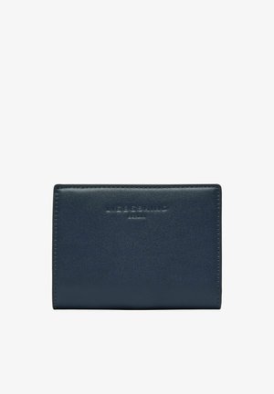 Dunkelblaue Lederbrieftasche mit sichtbaren Nähten und dezent geprägtem Markennamen vorne in der Mitte vor weißem Hintergrund.