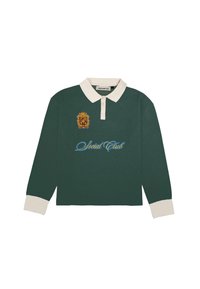 Polo de manga larga verde con cuello crema. Presenta un emblema bordado en oro y texto en azul "Social Club" en la parte delantera.