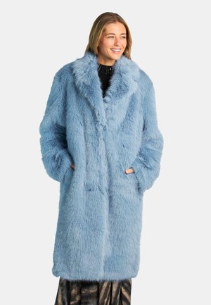Cappotto in pelliccia artificiale azzurro chiaro con ampio colletto a scialle, due tasche frontali e vestibilità rilassata, caratterizzato da una texture morbida e pelosa.