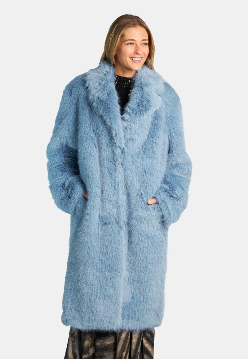Cappotto in pelliccia artificiale azzurro chiaro con ampio colletto a scialle, due tasche frontali e vestibilità rilassata, caratterizzato da una texture morbida e pelosa.