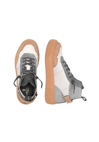 High-Top-Sneaker aus einer Kombination von weißem, grauem und beige Wildleder, mit einer strukturierten Gummisohle und schwarzen Schnürsenkeln.