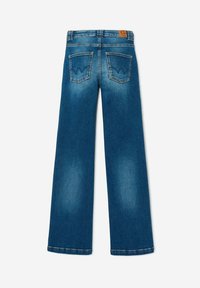 Jeans en denim bleu avec un design à jambe droite. Comporte deux poches arrière avec des motifs de couture subtils et une étiquette de ceinture en cuir marron.