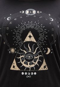 Černé tričko s béžovým grafickým motivem pyramidy, slunce, oka a nebeských symbolů, s texturovanými, opotřebovanými detaily.