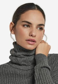 Szary sweter z golfem wykonany z prążkowanej dzianiny, z grubym, teksturowanym kołnierzem oraz subtelnymi metalicznymi nitkami dla dodatkowego efektu.