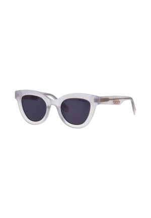 Weiße Cat-Eye-Sonnenbrille mit dunklen Gläsern und Superdry-Logo am Bügel vor weißem Hintergrund.