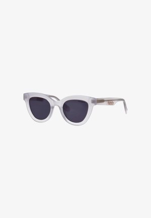 Weiße Cat-Eye-Sonnenbrille mit dunklen Gläsern und Superdry-Logo am Bügel vor weißem Hintergrund.