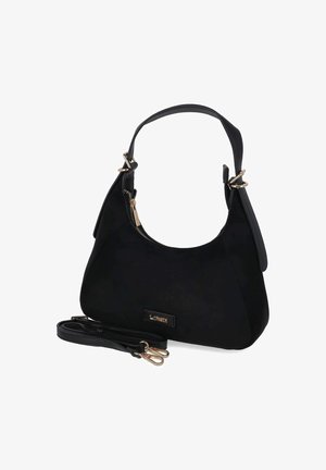 Schwarze Schultertasche mit goldenem Reißverschluss, verstellbarem Trageriemen und kleinem Markenetikett vorne vor weißem Hintergrund.