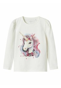 Weißes Langarmshirt mit einem Einhorn-Motiv, das eine pastellfarbene pinke und blaue Mähne zeigt, umgeben von floralen Akzenten. Aus weichem Baumwollmaterial.