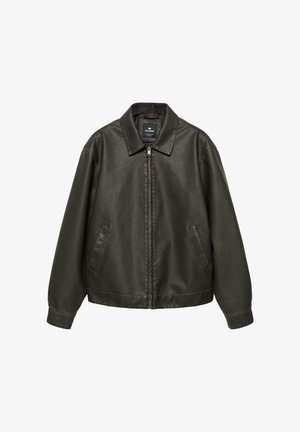 Črna jakna iz umetnega usnja z zadrgo spredaj, dvema stranskima žepoma, dolgimi rokavi in klasičnim ovratnikom, položena na ravno površino na belem ozadju.