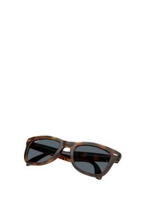 Gafas de sol plegables de carey con lentes oscuros y una forma clásica de Wayfarer. Presentan patillas prominentes y una sutil marca en la montura.