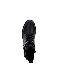 Botte noire chelsea avec une finition en cuir lisse, bout rond, lacets sur le devant, fermeture éclair sur le côté et accents texturés. Semelle en caoutchouc légère.