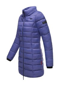 Lila vadderad jacka med hög krage, dragkedjestängning och horisontell sömnad. Har svarta manschettdetaljer och ett logopatch på ärmen.