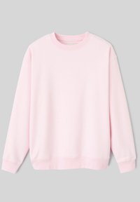 Sweatshirt rose à manches longues avec un col rond, texture douce, poignets côtelés et un petit détail de marque discret sur la poitrine.