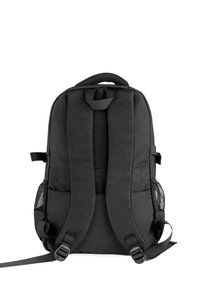 Mochila de tela negra con respaldo acolchado, correas ajustables y bolsillos de malla en los laterales. Presenta un asa en la parte superior y detalles de costura reforzada.