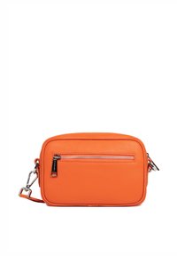 Borsa a tracolla arancione con superficie texturizzata, tasca frontale con zip, cinturino regolabile e dettagli in metallo argentato. Design compatto e rettangolare.
