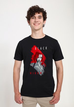 Czarna bawełniana koszulka z grafiką postaci o czerwonych włosach i srebrnym stroju, z napisem "CZARNA WDOWA" w bieli i czerwieni.