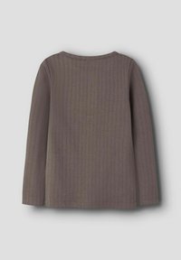 Langekoope top in gedempt bruin, met verticale ribbelstructuur, ronde halslijn en rechte zoom zonder zichtbare hardware of accenten.