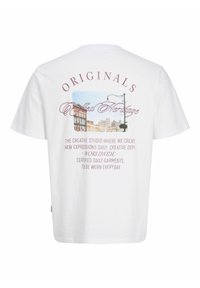 T-shirt bianco in cotone con stampa grafica sul retro, con testo e un'immagine di edifici, scollatura rotonda e maniche corte.