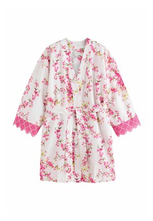 Weißer Kimono-ähnlicher Morgenmantel mit floralem Muster in Rosa, passendem Gürtel und rosa gewellten Spitzenmanschetten an lockeren Dreiviertelärmeln.