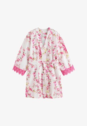 Hvid kimono-style badekåbe med print af lyserøde blomster, matchende bælte og lyserøde flæsekantede blonder ved løstsiddende trekvartlange ærmer.