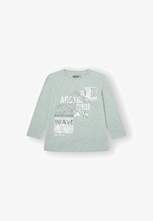 Camiseta de algodón de manga larga de color verde claro con gráficos de montañas y texto: "EL ÁRTICO", "VALIENTE" y "NECESITO VITAMINA ESQUI."