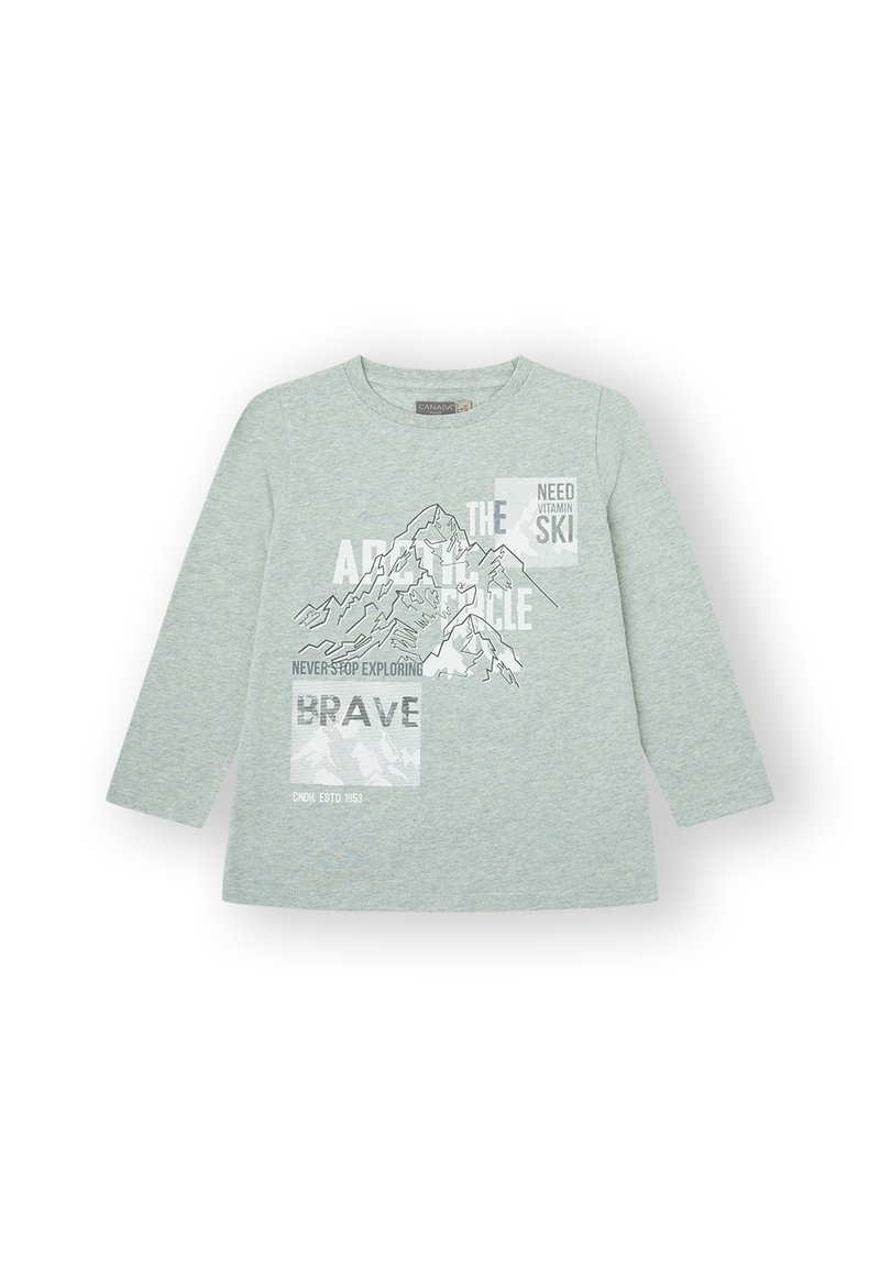 Camiseta de algodón de manga larga de color verde claro con gráficos de montañas y texto: "EL ÁRTICO", "VALIENTE" y "NECESITO VITAMINA ESQUI."