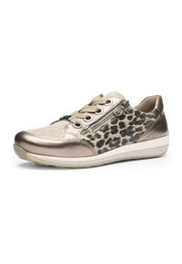Dames lage sneaker met beige veters, luipaardprint zijpaneel, metallic bronzen neus en hiel, en zijrits detail.