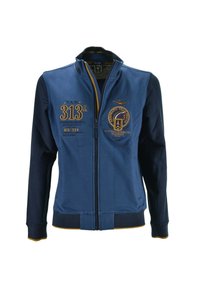 Giacca blu con zip, caratterizzata da un tessuto blu più scuro sulle maniche, loghi ricamati in oro e accenti gialli sul collo e sull'orlo.