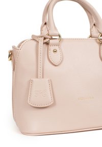 Roze synthetisch leren handtas met een geribbeld textuur, ronde vorm, gouden hardware accenten en een logo hangtag.