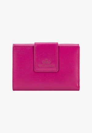 Billetera de cuero magenta con una textura suave, forma rectangular y cierre de solapa frontal. Presenta un detalle de logo en relieve.