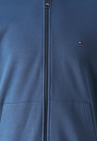 Tommy Hilfiger FLAG LOGO BASEBALL ZIP THROUGH - Bomberjacka - aegean sea