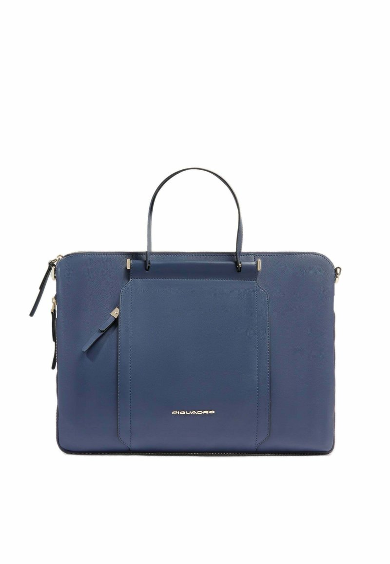 Sac à dos pour ordinateur portable en cuir bleu avec deux poignées, fermeture zippée, poche avant et détail du logo doré. Texture lisse et design rectangulaire.