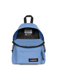 Ljusblå ryggsäck med rundad topp, dragkedjad huvudfack, framfack, svarta detaljer och en etikett på framsidan.