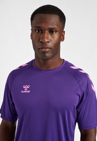 Hummel XK CORE POLY - T-shirt print - acai