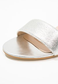 Pier One Sandaalit nilkkaremmillä - silver-coloured