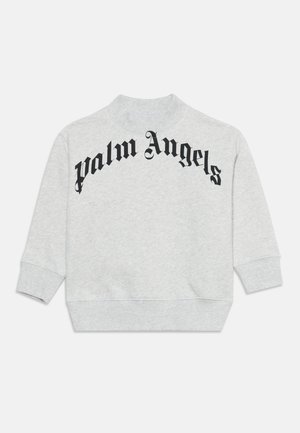 Sweat-shirt gris clair à manches longues avec "palm Angels" en police gothique noire courbée sur la poitrine.