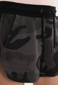 Urban Classics CAMO  - Treniņtērpa apakšdaļas - dark camo/black