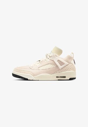 Krém színű, alacsony szárú velúr sportcipő hálós oldalpanellel, mintás díszítésekkel a saroknál és az orrnál, látható levegőzsebes talppal, és fűzős záródással.