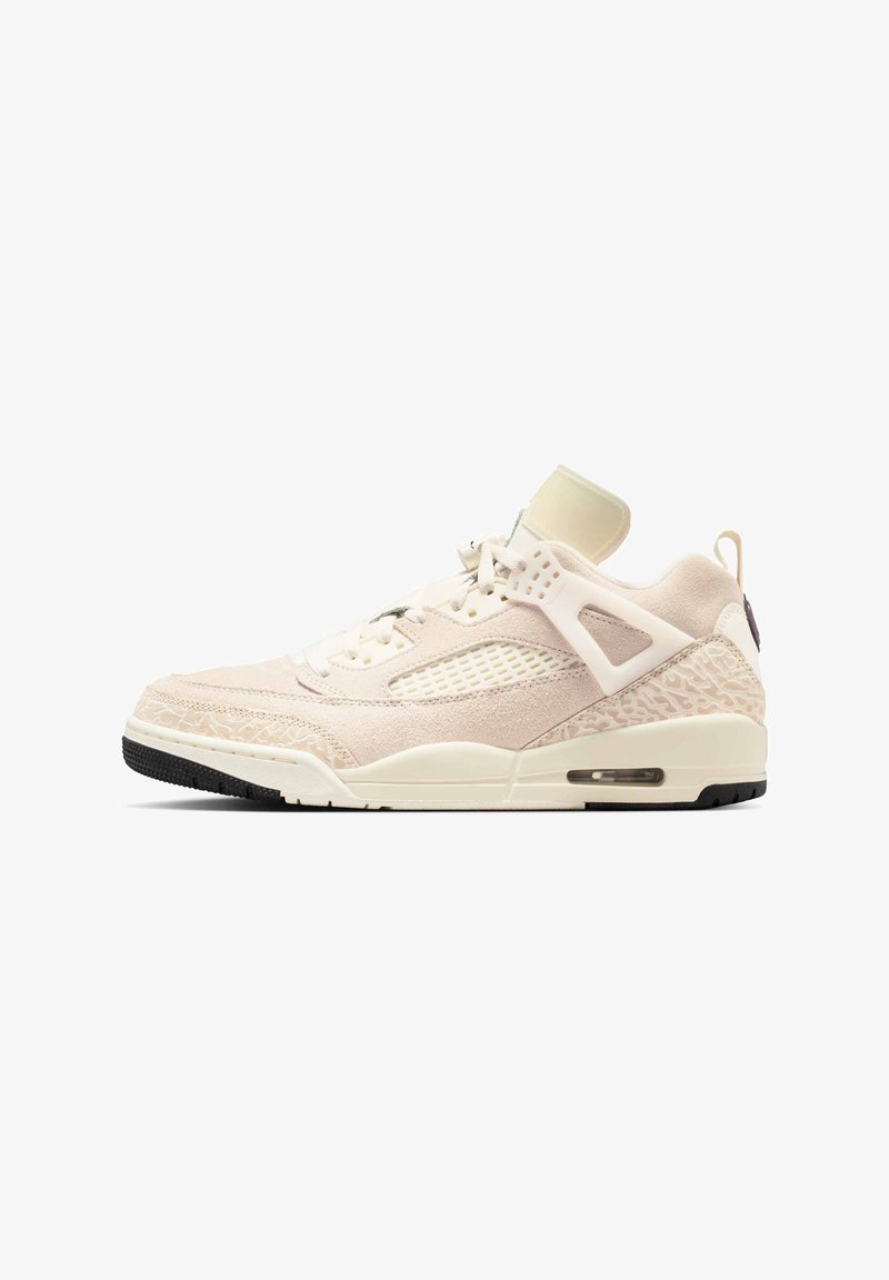 Κρεμ χρωματιστό sneaker από σουέτ χαμηλού προφίλ με δίχτυ στο πλάι, διακοσμητικά με σχέδια στη φτέρνα και το δάχτυλο, ορατή αερόσολα και κλείσιμο με κορδόνια.