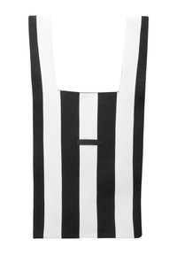 Schwarz-weiß gestreifte Stofftasche mit offenem quadratischem oberen Teil und einem kleinen rechteckigen Etikett auf der Vorderseite. Strukturierter Material.