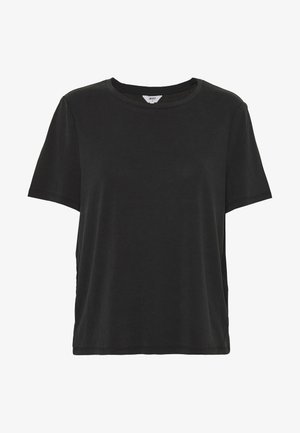 Sort kortærmet t-shirt med rund halsudskæring, lavet af blødt stof, der har en afslappet pasform og et enkelt design. Ingen synlige mønstre eller accenter.