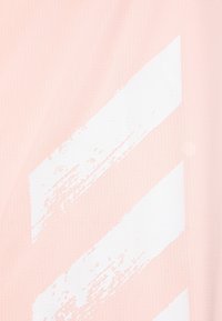 Tela de color rosa claro con un acabado texturizado que presenta diseños de pinceladas blancas, creando un contraste visual dinámico.