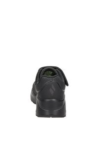 Zwarte sportieve schoen met een gestructureerde bovenkant, ademende mesh panelen, gevoerde kraag en een rubberen zool met horizontale groeven voor grip.