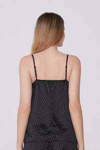 Černý saténový top s bílými puntíky, nastavitelné tenké ramínka, nařasený zadní díl a hladká textura. Vhodný pro volnočasové nošení.
