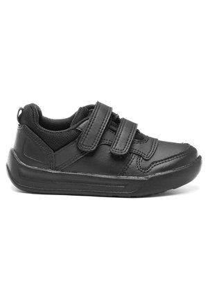 Baskets de sport noires avec un dessus en cuir lisse, des panneaux en mesh, deux sangles Velcro, un col rembourré et une semelle en caoutchouc texturé.