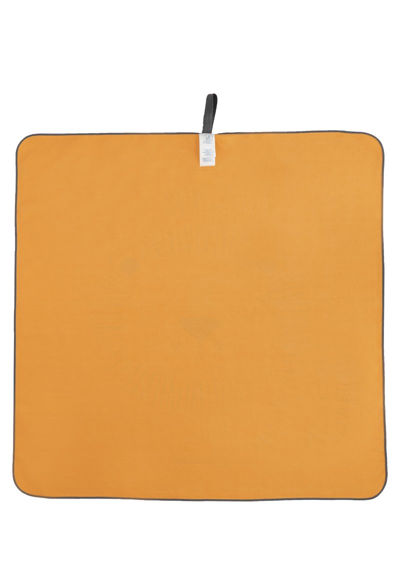 Quadratisches, orangefarbenes Decke mit weicher Textur, grauem Rand und einer Aufhängeschlaufe. In der Mitte befindet sich ein dezentes Löwendesign.